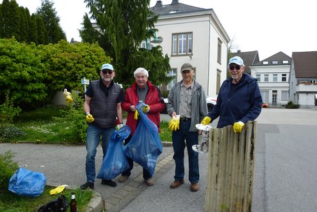 Mitglieder sammeln Müll