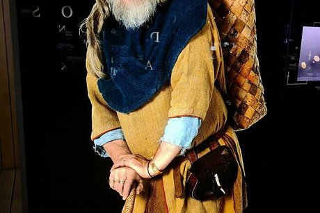 Fotoaufsteller eines Wikingers mit Kiepe auf dem Rücken.