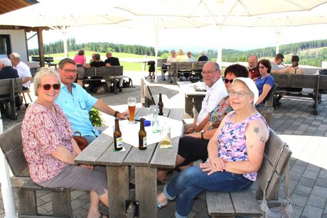 Grillnachmittag auf dem Fahlenscheid Mitglieder sitzen am Tisch