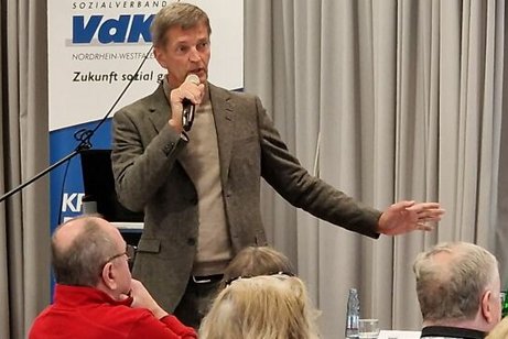 Bürgermeister Josef Hinkel steht mit Mikrofon vor Zuschauern