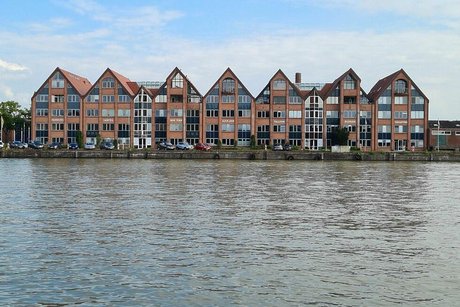 Sieben modernisierte, alte Speicherhäuser stehen entlang des Wassers in Leer.