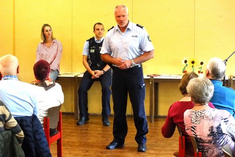 Mitglieder hören der Polizei und dem Seniorensicherheitsberater zu.