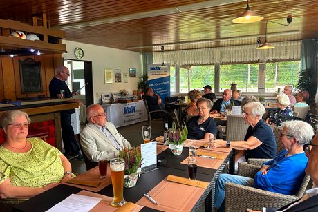 Jubilars- und Ehrenamts-Verleihung des VdK-Ortsverbandes Essen - Katernberg - Stoppenberg - Schonnebeck. Mehrere Personen sitzen an Tischen und unterhalten sich miteinander.