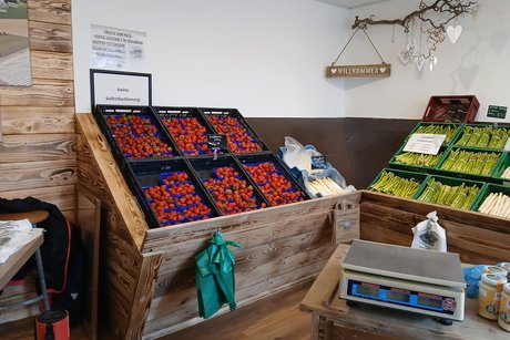 Angebot im Hofladen von Spargel und Erdbeeren.