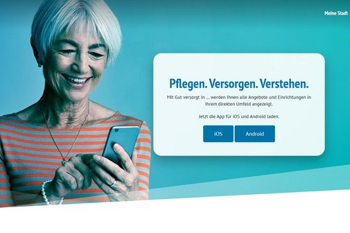 eine ältere Frau mit weißen Haaren tippt etwas in ein Smartphone ein und bewundert die Homepage von Gut-Versorgt-in.de