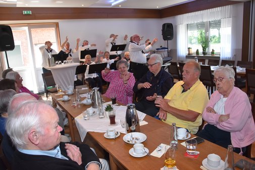 Mitglieder des VdK OV Emsdetten singen, schunkeln und klatschen gemeinsam mit dem Shanty Chor Emsfähre aus Saerbeck