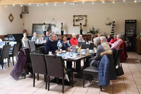 Frühlingsfest Mehrere Personen sitzen an drei Tischen und unterhalten sich.