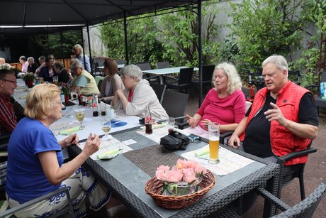 Grillnachmittag vom VdK Ortsverband Altendorf gemeinsam mit dem Ortsverband Borbeck. Teilnehmer sitzen an einem langen Tisch unter einem Pavillon.