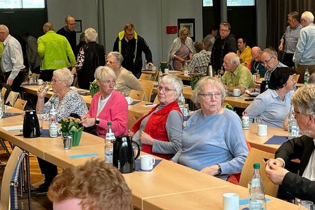 Viele Menschen an Tischen. Im Vordergrund die Delegierten des VdK OV Wenden (v.l.n.r. Waltraud Hausmann, Claudia Schneider, Monika Willeke, Angelika Theile, Karl-Heinz Grebe