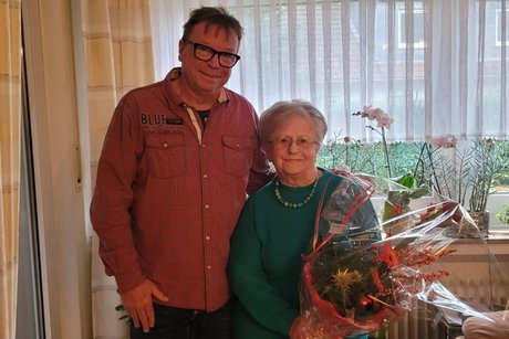 Jubilarin Giesela Toennessen mit dem Ortsvorsitzenden Ralf Mehner Sievernich.