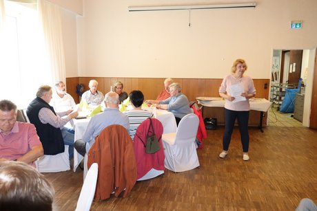 Jahreshauptversammlung 2026 Eine Frau steht im Raum und spricht zu den Anwesenden.
