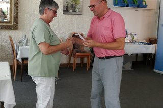 Beisitzer Lothar Wusthoff übergibt ein Präsent und die Urkunde an die Jubilarin für 10 Jahre Mitgliedschaft im VdK.