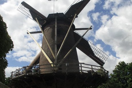 Windmühle auf der Xantener Stadtmauer in Betrieb