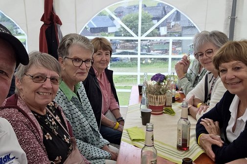 Carsten Bernhardt konnte als Vorsitzender und Backmeister beim Back- und Grillfest des VdK-Ortsverbandes über 60 Gäste, darunter seine Vorgängerin Erika Treude in Wunderthausen begrüßen.