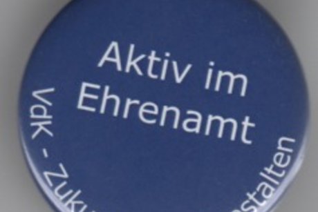 Ein blauer Button mit dem Schriftzug aktiv im Ehrenamt VdK Zukunft sozial gestalten