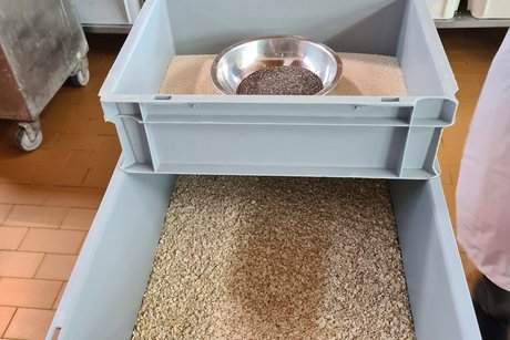 Besuch bei Bäckerei Peter. Maschine in der Backstube Peter.