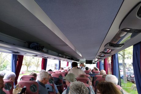 Blick in einen vollbesetzen Bus