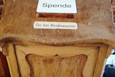 Alter Schrank mit Spendenschlitz