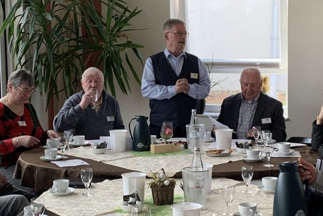 Hartmut Kamphoven spricht zu den Anwesenden