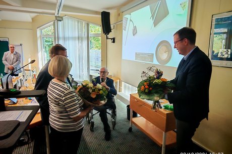 Horst Vöge bedankt sich bei Herbert Elz Horst Vöge bedankt sich bei Herbert Elz