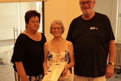 50 Jahre im Vdk &ndash; Frau Erika Beyer mit Marlies Rippert und Klaus Meiers