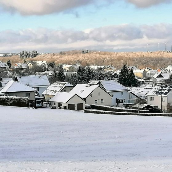 Verschneites Landschaftsbild mit der Ortslage Sistig