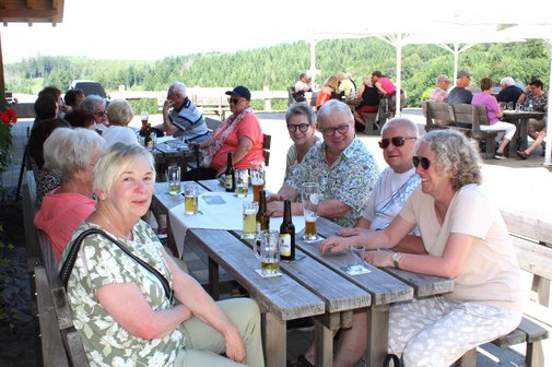 Grillnachmittag auf dem Fahlenscheid Mitglieder sitzen am Tisch