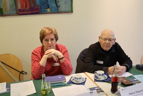 Ein Mann und eine Frau schauen in die Kamera.
