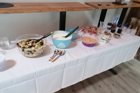 Buffet "Die süße Ecke" Buffet "Die süße Ecke" mit Marmelade , Honig, Obstsalat, Müsli, Joghurt