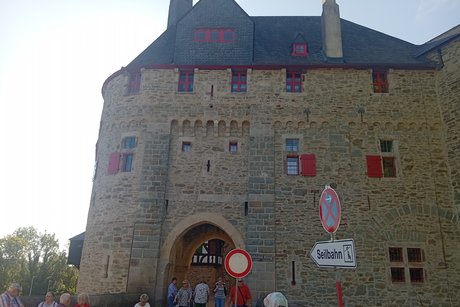 Wir warten auf unseren Bus am Burgtor