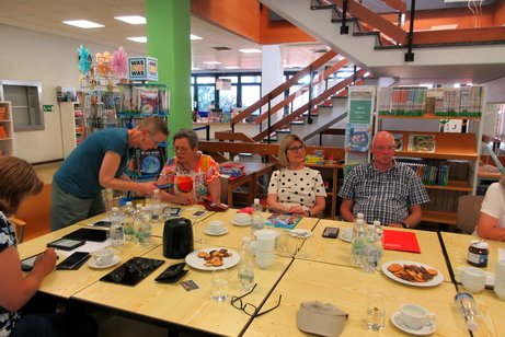Interessierte Teilnehmerinnen und Teilnehmer informierten sich beim Digitalen Stammtisch in der Stadtbibliothek Homberg-Hochheide &uuml;ber die Nutzung digitaler Bibliotheksangebote.