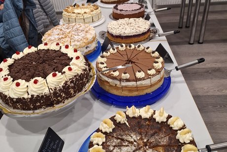 Auf dem Bild sind einige Torten wie die Milka-, die Schneeball-, oder die Schwarzwälder-Kirschtorte zu sehen. Einfach lecker.