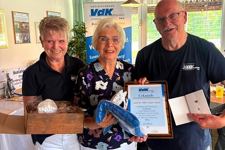 Jubilars- und Ehrenamts-Verleihung des VdK-Ortsverbandes Essen - Katernberg - Stoppenberg - Schonnebeck. Zwei Frauen und ein Mann stehen zusammen für ein Foto. Die Frau in der Mitte hält Ihre Urkunde in der Hand.