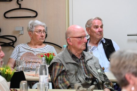 Mitglieder sitzen an Tischen