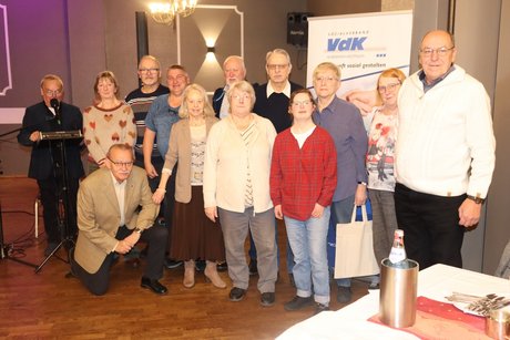 Mehrere Personen stehen zum Gruppenbild zusammen.