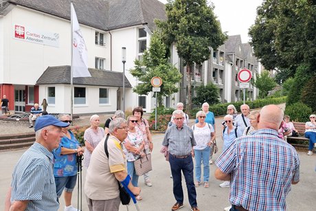 Menschen hören einen Vortrag