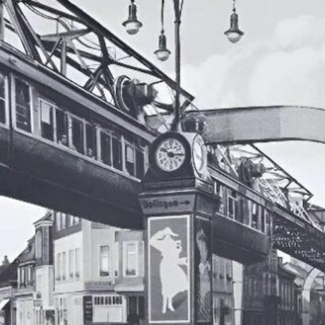 Schwarzweiß-Aufnahme der Wuppertaler Schwebebahn