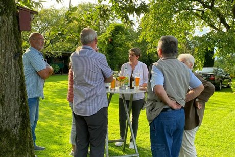 Mitglieder am Stehtisch