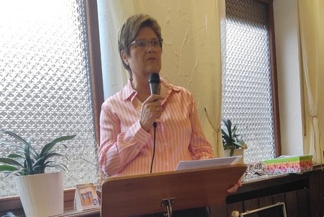 Die Frauenvertreterin Renate Grebe begr&uuml;&szlig;t die Anwesenden