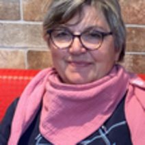 Portrait einer Frau mit kurzhaarschnitt und hellen Haaren