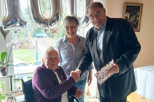 Rolf H&ouml;tker gratuliert Ursula Albers zum 100. Geburtstag
