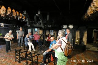 Einige Teilnehmer und eine Museumsführerin in einem alten Haus