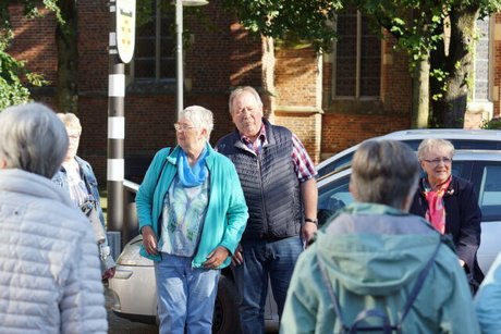 Menschen warten auf den Reisebus