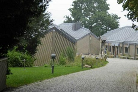 Ein gepflasterter Weg führt auf das Wikingermuseum Haithabu zu.