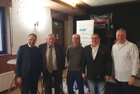 5 Männer beim Gruppenfoto