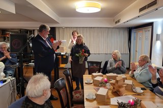 Klaus Meiers übergab Christiane Kötters Blumen als Dankeschön für die letzten Jahre im Café Mauritius.