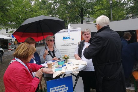 Auf dem Foto ist der Stand des VdK Ortsverband Olpe auf dem Marktplatz in Olpe zu sehen. Die Ortsvorsitzende Mariele Dahm ist im Gespräch mit dem Bürgermeisterkandidaten Dr. Norbert Seyffert.