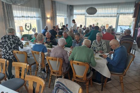 Grünkohlessen 2025 Zu sehen sind Teilnehmerinnen und Teilnehmer am Grünkohlessen des VdK Ortsverband Olpe im Restaurant Haus am Blauen See in Kessenhammer.