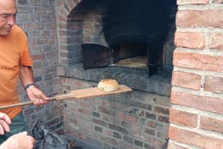 Das fertige Brot wird aus dem Ofen geholt