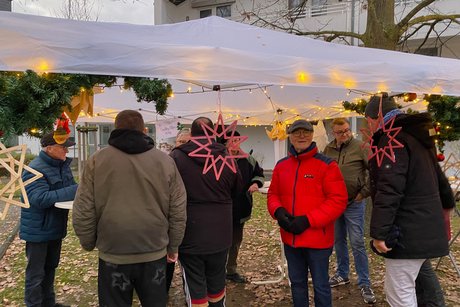 Mitglieder feiern am VdK-Stand auf dem Weihnachtsmarkt